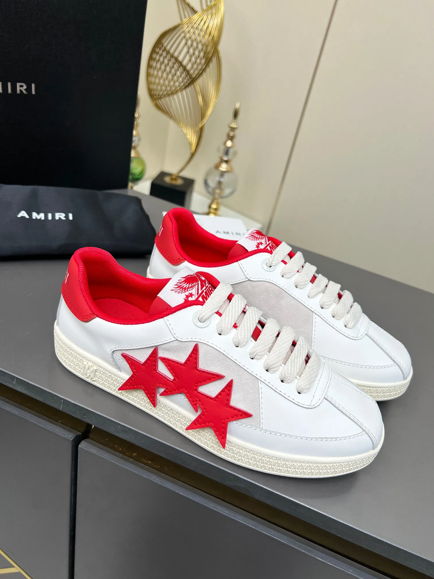 Men's Men's Shoes 💰580 Bone Shoes · AMIRI Skel-Top AMIRI 🔥 launches a new "ThePacific" series of low-top casual sports moral training shoes in the early spring of 2025. This iconic shoe covers men's and women's shoes, drawing inspiration from the brand's classic sports style and elegantly integrating West Coast style. "The Pacific" contrasting five-pointed star series is rooted in Amiri's unique California genes, showing the freedom and leisure atmosphere of the West Coast. This series launches two styles that incorporate the brand's iconic elements: the leather version is made of pure white leather with a same-color sole, and is embellished with star patterns on the side of the shoe, just like the bright starry sky of California. The black and ocean blue colors are shared by men and women, and there is also a red star model exclusive for men and a light pink star model exclusive for women. The suede model is decorated with the brand's classic bone pattern on the side of the shoe. The rubber sole and suede fabric complement each other. The color scheme covers black, chocolate and sand, and is suitable for both men and women. Made of imported cowhide and decorated with bone pieces on the sides of the upper, it is novel and unique and has a good three-dimensional effect! High-density breathable mesh lining + original molded TPU outsole 🙏 Recommended by celebrities, bloggers and internet celebrities, 🚵🏻 an indispensable item for shopping, partying and traveling. One of the most unmissable sneakers in 2025 ✦Color: 10 colors available ✦Size: Women’s size 35--40, ✦Size: Men’s size 39--45,